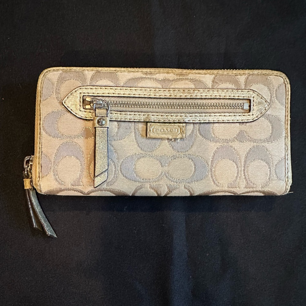 EUC Vintage/ Y2K Coach Tan Signature Zip Wallet